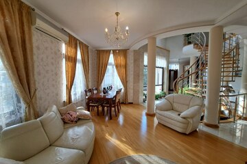 Дом, 260 м², 3 эт.